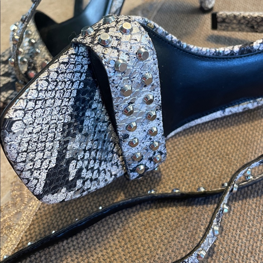 NEW Vince Camuto Womens Lorasha Studded Stiletto Heel Sandals Shoes SIZE 9 - Picture 2 of 7